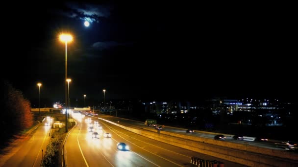 Autoroute principale la nuit avec la lune — Video