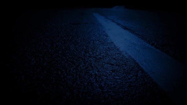 Overgang van wegmarkeringen In maanlicht. — Stockvideo