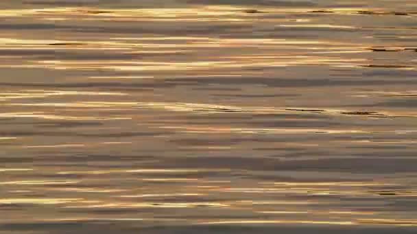 Mooie gouden wateroppervlak — Stockvideo