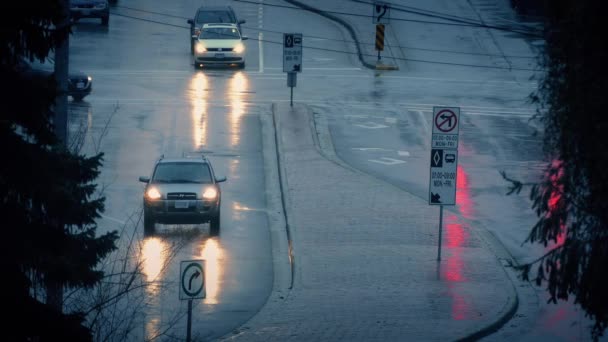 Yağmurlu akşamı parlayan ışıklar ile arabalar — Stok video