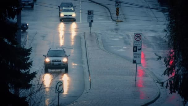 Voitures avec lumières qui brillent le soir de pluie — Video