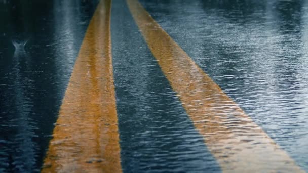 Chuva pesada batendo a estrada — Vídeo de Stock