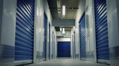 Depolama tesisi ile hareketli çekim dolly