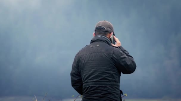 Muž mluví po telefonu — Stock video