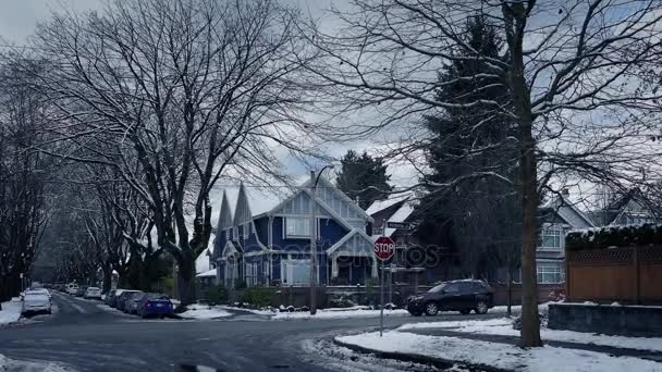 Coches pasando por los suburbios — Vídeo de stock