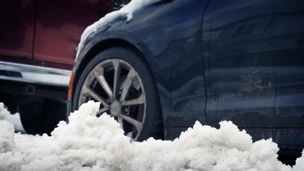 Mover el coche pasado en la nieve — Vídeo de stock