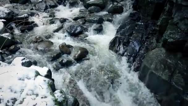 Fiume ghiacciato giù montagna — Video Stock