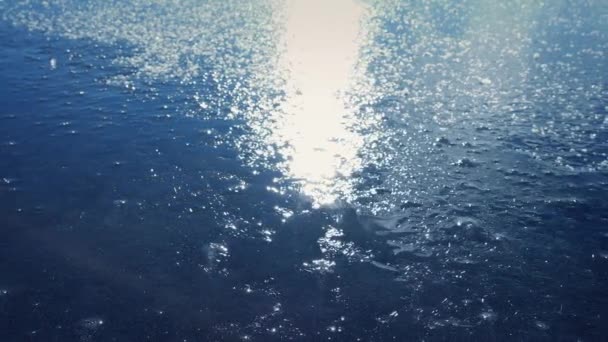 Geçen donmuş göl yüzeyi — Stok video