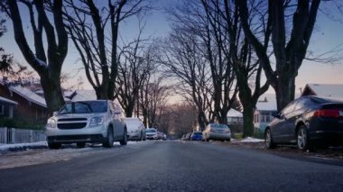 Gün batımında kış banliyölerinde yol