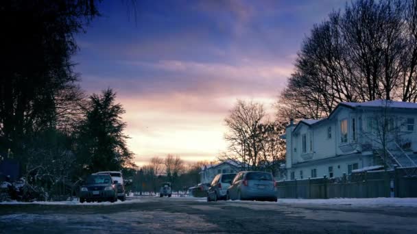 Voorsteden In de sneeuw bij zonsondergang — Stockvideo