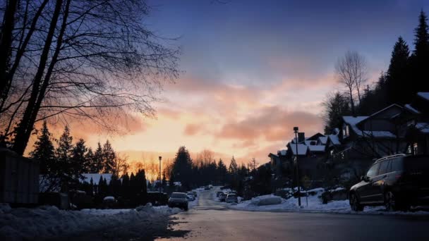 Casas en paisaje nevado al atardecer — Vídeos de Stock