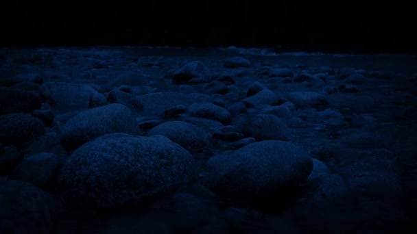 Nachts an felsigem Fluss vorbei — Stockvideo