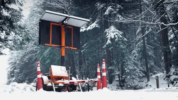 Carros Passar sinal de estrada na tempestade de neve — Vídeo de Stock