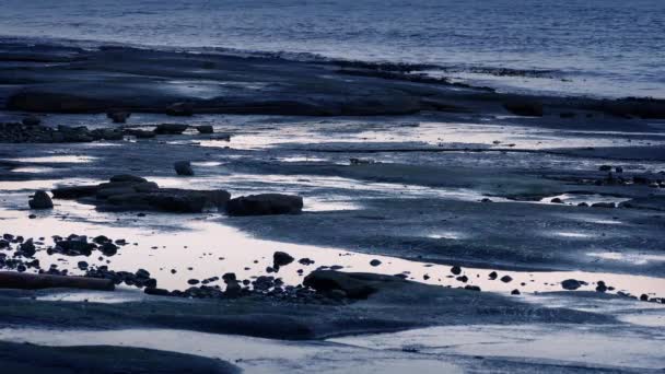 Piscinas de maré ao pôr do sol — Vídeo de Stock