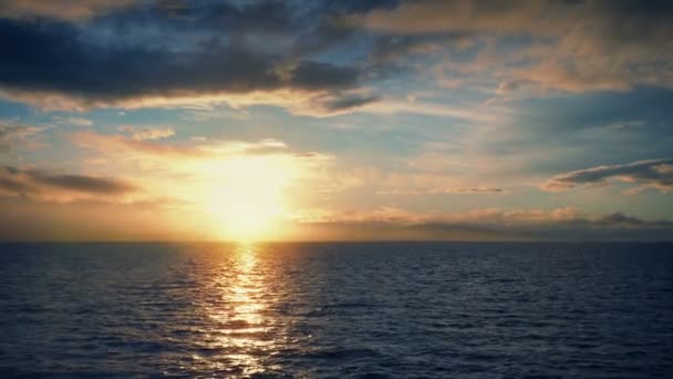 Voyager sur la mer au coucher du soleil — Video