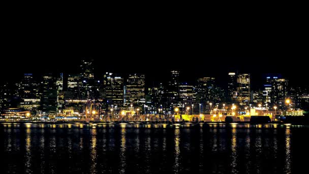 Ciudad dramática frente al mar por la noche — Vídeos de Stock