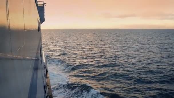 Pfanne vom Horizont zur See auf dem Schiff — Stockvideo