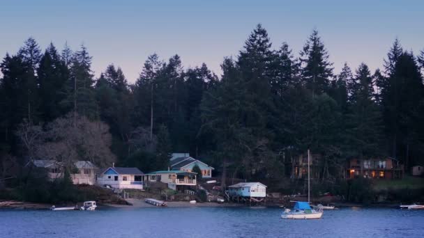 Casas y barcos a orillas del atardecer — Vídeos de Stock