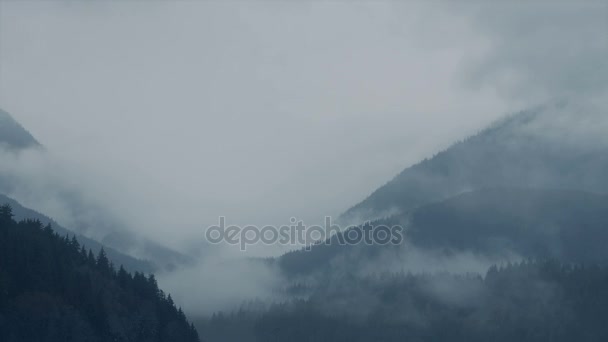 Mlha, vířící nad obrovské horské krajiny — Stock video