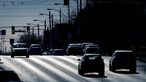 Estrada movimentada da cidade na luz solar dramática — Vídeo de Stock