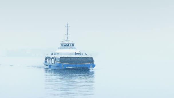 Ferry acercándose en fuertes nevadas — Vídeos de Stock