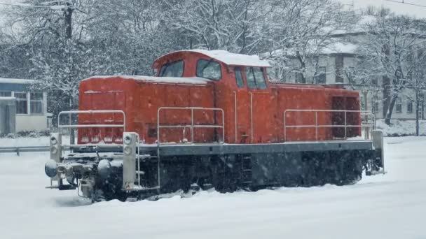 Tåg motor i snöfall — Stockvideo