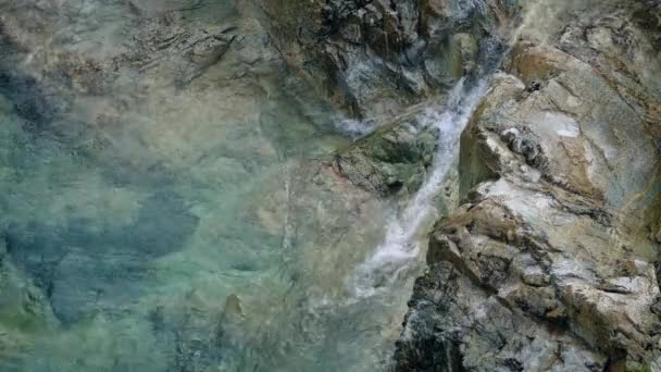 Piscina de río en roca volcánica — Vídeo de stock