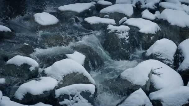 Floden genom snöiga klippor — Stockvideo