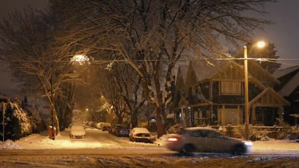 Förorterna med förbipasserande bilar i snöstorm — Stockvideo