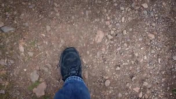 A piedi sul sentiero roccioso montagna POV — Video Stock