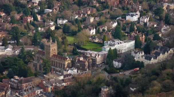 Paisaje de la ciudad bonita con la vieja iglesia — Vídeos de Stock