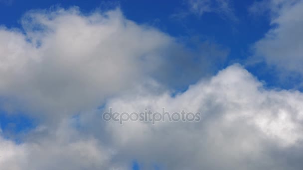 Nuvens movendo-se lentamente no céu azul — Vídeo de Stock