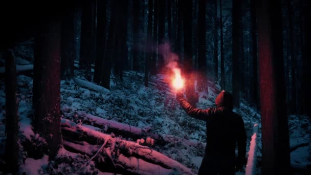 Homem perdido caminhando com chama na selva nevada — Vídeo de Stock