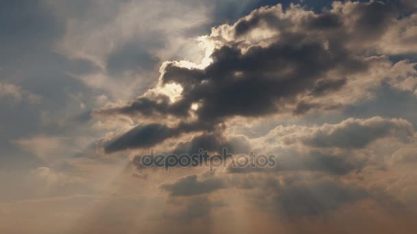 Sonnenstrahlen scheinen hinter riesigen Wolken hervor — Stockvideo