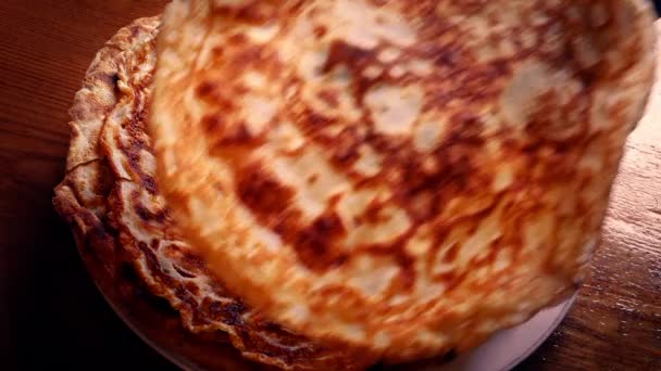 Pannkakor serveras staplas på plattan — Stockvideo