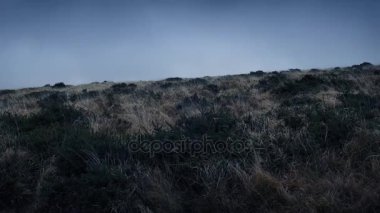 Fırtınalı akşam engebeli dağ tarafı