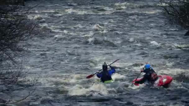 Kayaks en los rápidos del río — Vídeos de Stock