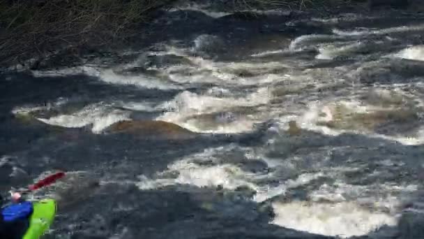 Homem em caiaque vai passado no rio selvagem — Vídeo de Stock