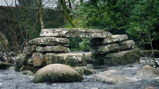 Ruinen einer alten Steinbrücke im Fluss — Stockvideo