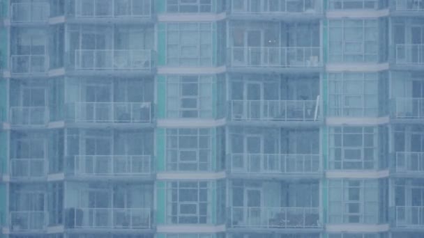 Edificio de apartamentos en fuertes nevadas — Vídeos de Stock