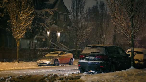 Samochody jazdy przez przedmieścia w śniegu — Wideo stockowe