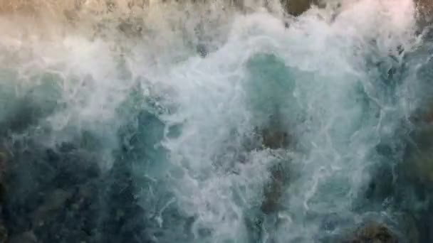 Grande rivière de montagne dans la lueur ensoleillée — Video