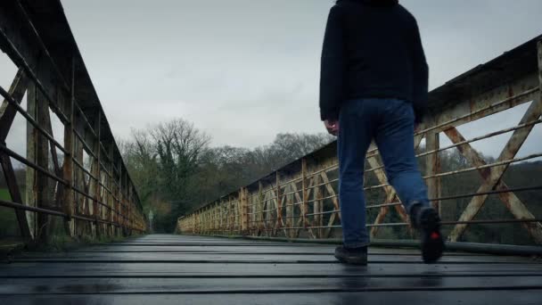 Homem anda na ponte de trem velho — Vídeo de Stock