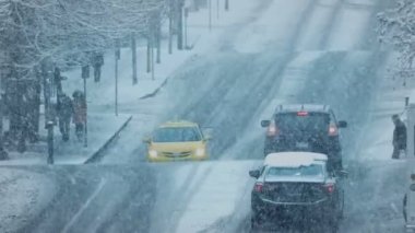 Kar fırtınası meşgul yol geçiş insanlar