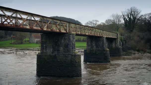 Puente del viejo tren sobre el río — Vídeo de stock