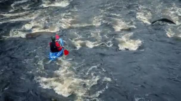 Pessoas de caiaque em grande rio da montanha — Vídeo de Stock