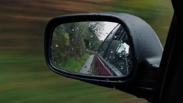 Крылатое зеркало за рулем в облачной сельской местности — стоковое видео