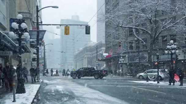 Persone che attraversano la strada in centro con tempo nevoso. Vancouver, Canada, febbraio 2017 — Video Stock