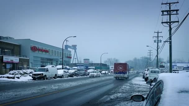 Промышленная городская дорога зимой с проезжими автомобилями. Ванкувер, Канада, февраль 2017 года — стоковое видео