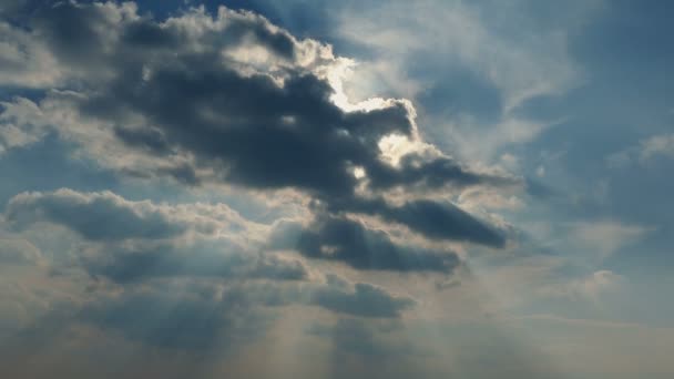 Солнце светит из облаков — стоковое видео